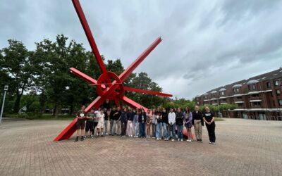 Die Klasse 8c sieht Rot – kreativ und ausdrucksstark!