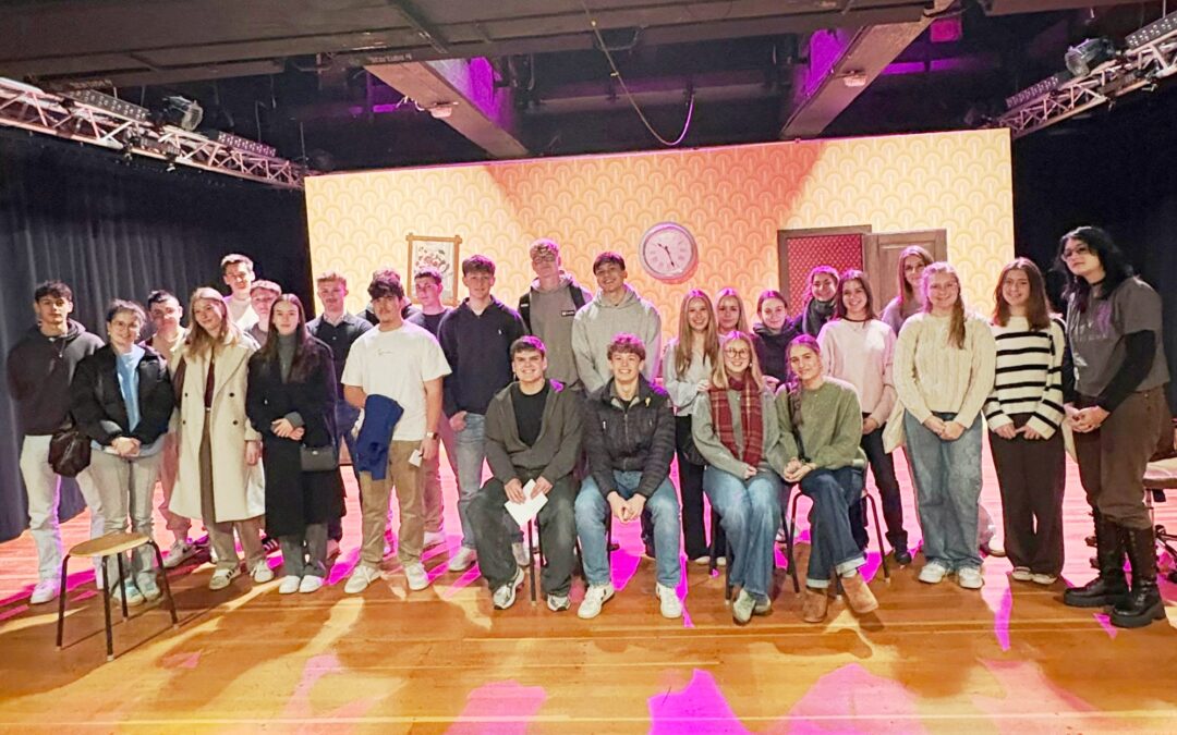 Theaterbesuch der Q1: Kleists Klassiker auf der Bühne